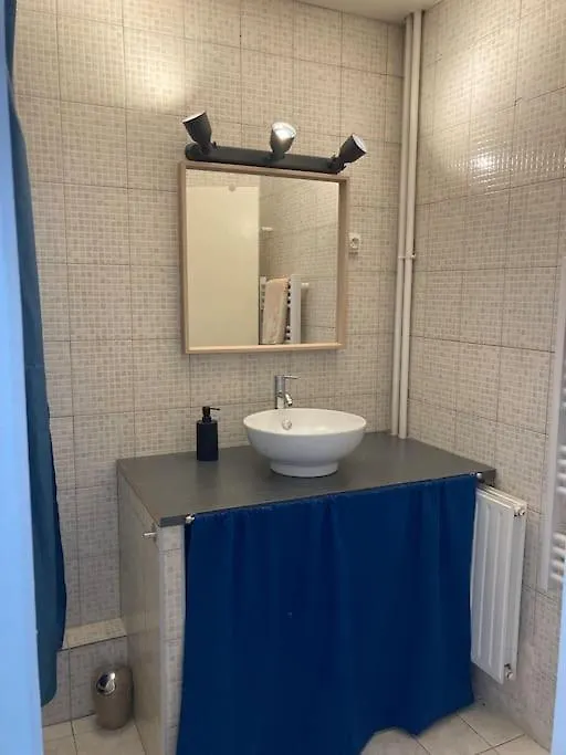 Cozy Studio With Balcony And Free Parking 엑상프로방스 0*,  프랑스